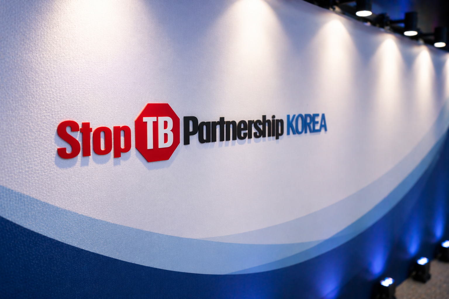 벽면에 부착된 Stop TB Partnership KOREA 로고